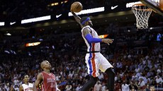 Josh Smith z Detroitu smečuje do koše Miami. Za ním přihlíží Ray Allen. Josh Smith z Detroitu smečuje do koše Miami. Za ním přihlíží Ray Allen.