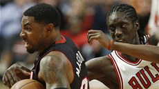 NEDÁM. Roger Mason Jr. Z Miami zarputile drí mí, po kterém se sápe Tony Snell