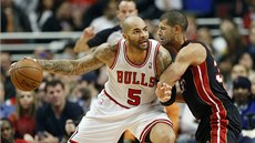 PETLAÍ HO? Carlos Boozer (vlevo) z Chicaga bojuje s Shanem Battierem z Miami.