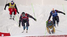 Úvodní závod Svtového poháru ve skikrosu v kanadské Nakisce. Zleva: Tomá
