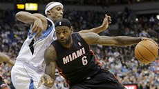 LeBron James z Miami kouzlí s míčem, brání ho Dante Cunningham z Minnesoty. LeBron James z Miami kouzlí s míčem, brání ho Dante Cunningham z Minnesoty.