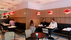 Café Placzek, Brno - V interiéru jsou umené materiály - dubové dýhy, erná...
