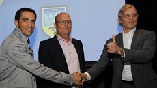 ZASE KAMARÁDI. Cyklista Alberto Contador, manažer Bjarne Riis i boháč Oleg ZASE KAMARÁDI. Cyklista Alberto Contador, manažer Bjarne Riis i boháč Oleg