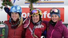 HOLKA KNÍRATÁ. eská snowboardcrosaka Eva Samková se takhle usmívala v cíli závodu Svtového poháru v rakouském Montafonu.