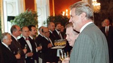 Píše se červenec 1998 a tehdejší prezident Václav Havel právě jmenoval ministry... Píše se červenec 1998 a tehdejší prezident Václav Havel právě jmenoval ministry...
