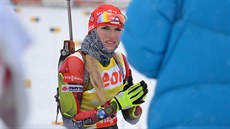 JAK TO JDE? Gabriela Soukalová na nástelu ped sprintem SP v Hochfilzenu.