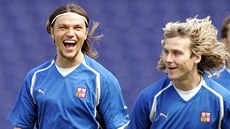 Tomá Ujfalui a Pavel Nedvd pi tréninku na fotbalové EURO 2004.