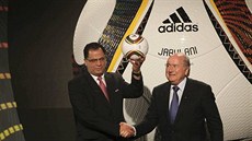 Sepp Blatter, éf FIFA (vpravo). pedstavil mí pro MS 2010, Jabulani