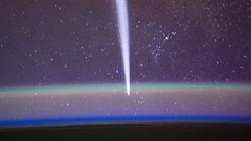 Kometa Lovejoy na nad zemským obzorem na snímku, který ze stanice ISS poídil...