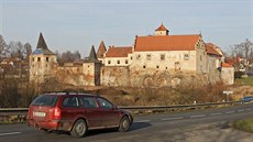 Zchátralý zámek v ervené eici na Pelhimovsku.