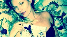 Kate Mossová s asopisem Playboy, jeho titulní stranu zdobí.