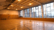 TĚLOCVIČNA. V hlavní tribuně je tělocvična, v níž zaměstnanci klubu nově... TĚLOCVIČNA. V hlavní tribuně je tělocvična, v níž zaměstnanci klubu nově...