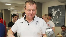 KDO SI DÁ? Pavel Vrba krájí narozeninový dort. "Já vám vem moc dkuji, váím...