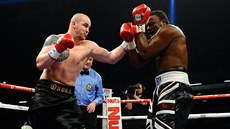 JDU DO NĚJ. Český boxer Ondřej Pála v utkání s Britem Dereckem Chisorou. JDU DO NĚJ. Český boxer Ondřej Pála v utkání s Britem Dereckem Chisorou.