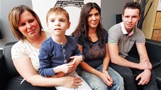 Osmiletý Filip sedí na klíně maminky Vlasty, vedle je hudebnice Veronika a Osmiletý Filip sedí na klíně maminky Vlasty, vedle je hudebnice Veronika a