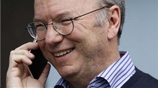 Šéf Googlu Eric Schmidt telefonuje s Motorolou Moto X Šéf Googlu Eric Schmidt telefonuje s Motorolou Moto X