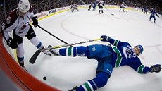 Vancouverský hokejista David Booth se ocitl na led po souboji s Marcem-Andrem...