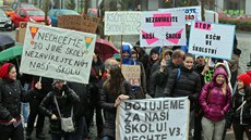 Demonstrace studentů a pedagogů před Krajským úřadem Karlovarského kraje proti Demonstrace studentů a pedagogů před Krajským úřadem Karlovarského kraje proti