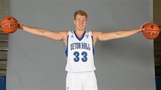 Patrik Auda coby hvězda univerzity Seton Hall při oficiálním focení. Patrik Auda coby hvězda univerzity Seton Hall při oficiálním focení.