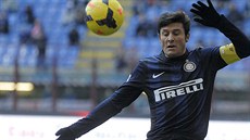 Javier Zanetti z Interu Milán se snaí hrudí zastavit mí  v duelu proti...