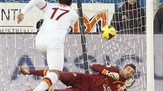TAK TOHLE NECHYTIL. Branká AC Milán Morgan De Sanctis (na zemi) inkasuje gól...
