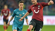STIHNE TO KADLEC? Útočník Frankfurtu Václav Kadlec (vlevo) chce dostihnout... STIHNE TO KADLEC? Útočník Frankfurtu Václav Kadlec (vlevo) chce dostihnout...