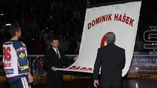 SLAVNOST. íslo 9 míí ke stropu EZ Areny - jako hold Dominiku Hakovi.