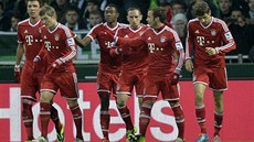 DOBRÁ PRÁCE. Hrái Bayernu Mnichov oslavují trefu Francka Ribéryho (uprosted),...