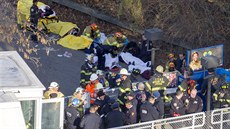 Hasii a záchranái se starají o ranné z vlaku, který vykolejil ve tvrti...