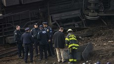 Policisté spolu s hasii zkoumají pevrácený vlak, který vykolejil v New Yorku...