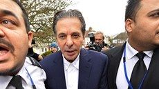 Charles Saatchi opoutí londýnský soud (29. listopadu 2013).