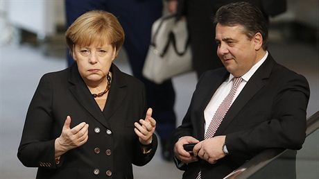 Angela Merkelová a její hlavní koaliní partner, éf SPD Sigmar Gabriel (17....