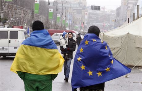 Demonstranti poadující pidruení Ukrajiny k Evropské unii se procházejí...