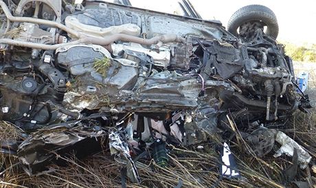 Pevrácený Jeep Cherooke, ve kterém po elní stráce s dalím vozem zahynul...