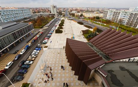 Tém celé námstí nyní pokrývá beton. Po rekonstrukci se mnohem více zazelení,...