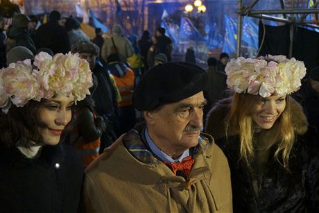 Nápad televize pro Ukrajinu podporuje i bývalý ministr zahranií Karel Schwarzenberg. Snímek je z prosince 2013 na námstí Nezávislosti v Kyjev