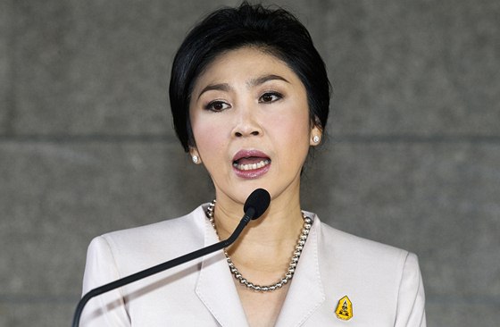 Thajská expremiérka Jinglak inavatrová je podle jejího spolupracovníka drena na bezpeném míst.