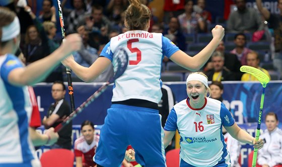 Takhle Tereza Urbánková a Elika Krupnová slavily gól na mistrovství svta ped dvma lety. 