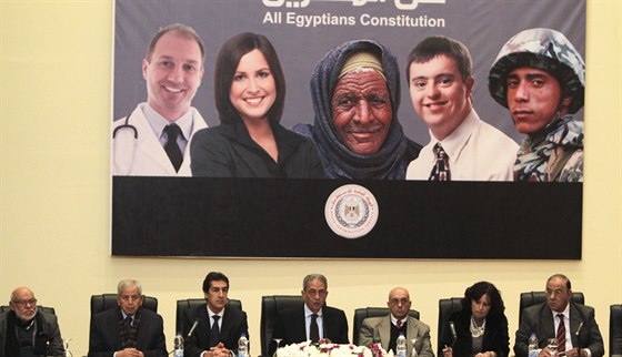 Faux pas egyptské vlády. Novou ústavu propaguje skrze zápaáky