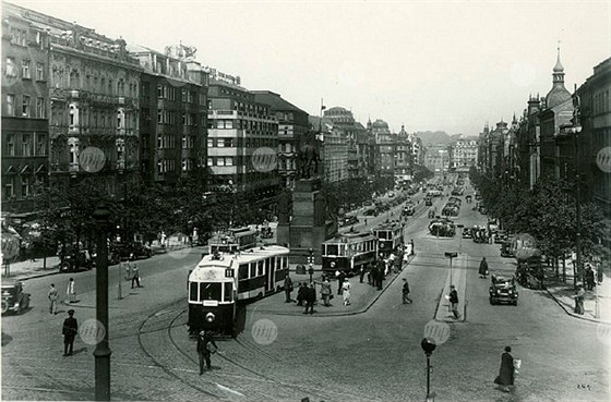 Takto se lidé dívali na Václavské námstí od Národního muzea v roce 1925.