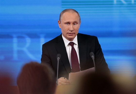 Ruský prezident Vladimir Putin bhem tiskové konference vysílané státní...