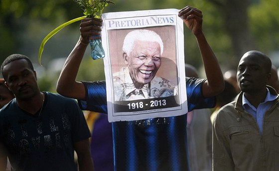 Se zesnulým exprezidentem se i v Pretorii navzdory asným ranním hodinám pily...