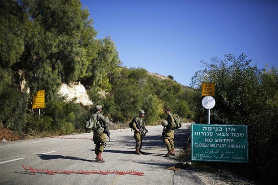Izraeltí vojáci hlídkují u doasného zátarasu na cest u vesnice Ro Hanikra...