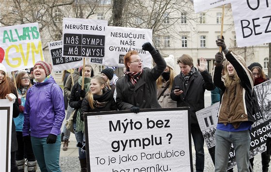 Gymnazisté z Vysokého Mýta dorazili s transparenty ped sídlo Pardubického...