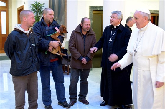 Pape pijal na snídani ti bezdomovce. Byl mezi nimi i jeden z eska.