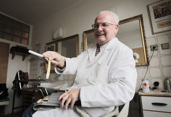 Osmdesátiletý holi Zdenk Zdráhal z Blovic, který se svému emeslu vnuje 62...