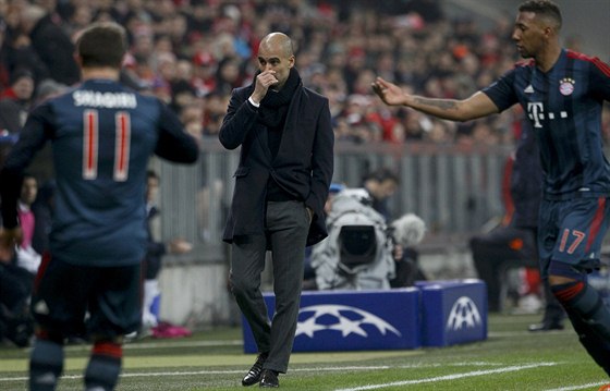 Zaskoený trenér Bayernu Mnichov Pep Guardiola (uprosted) po domácí poráce v...