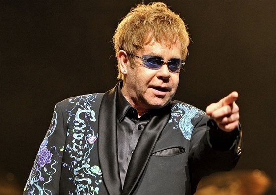 Elton John se zatím k alob nevyjádil.