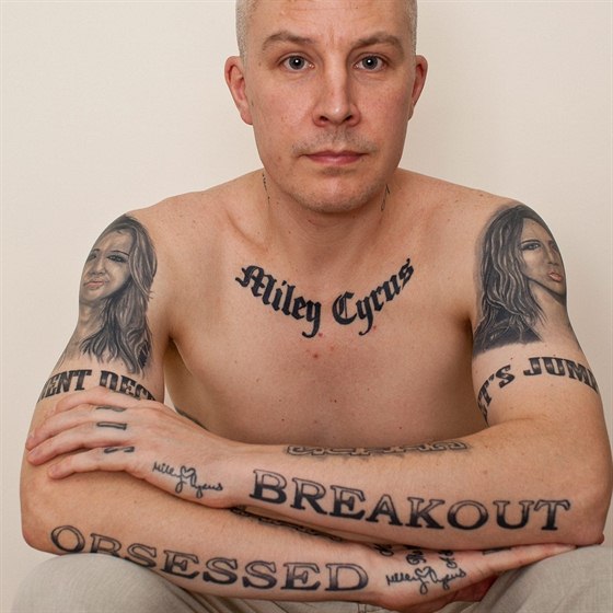 Carl McCoid má na tle 29 tetování souvisejících s Miley Cyrusovou.