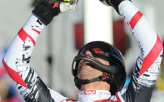 Rakuan Mario Matt se raduje z triumfu ve slalomu ve Val d'Isere.